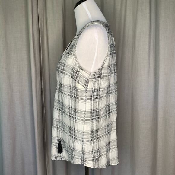 DR2 (Daniel Rainn) Cream & Black Plaid V-neck Top Sz Medium - Picture 2 of 6